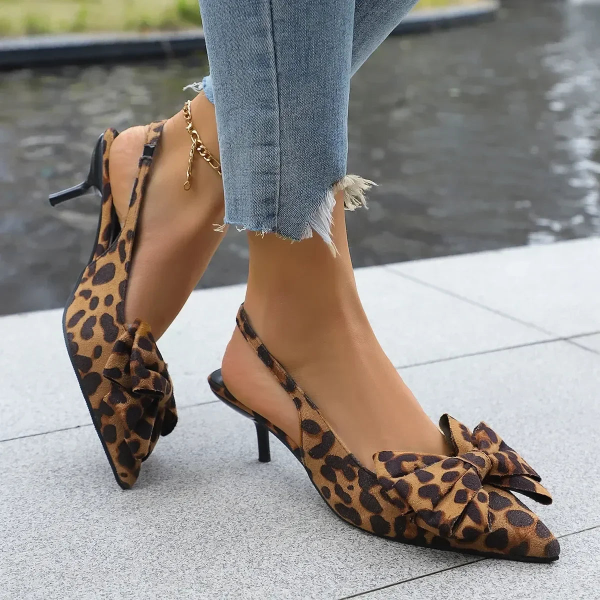 Delicate Bow Point Toe Kitten Heel Pumps