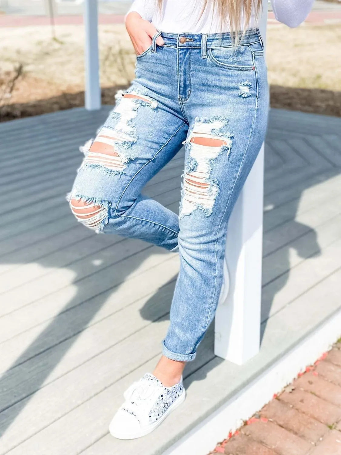 Beachside Distressed Skinny Jeans for Women with Pockets