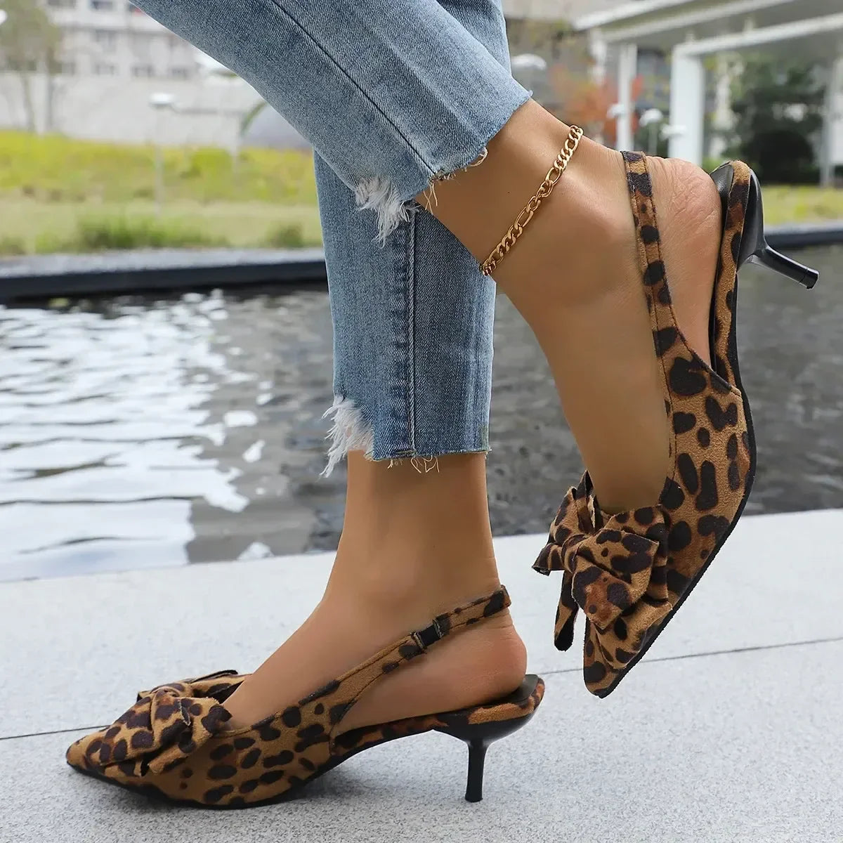 Delicate Bow Point Toe Kitten Heel Pumps