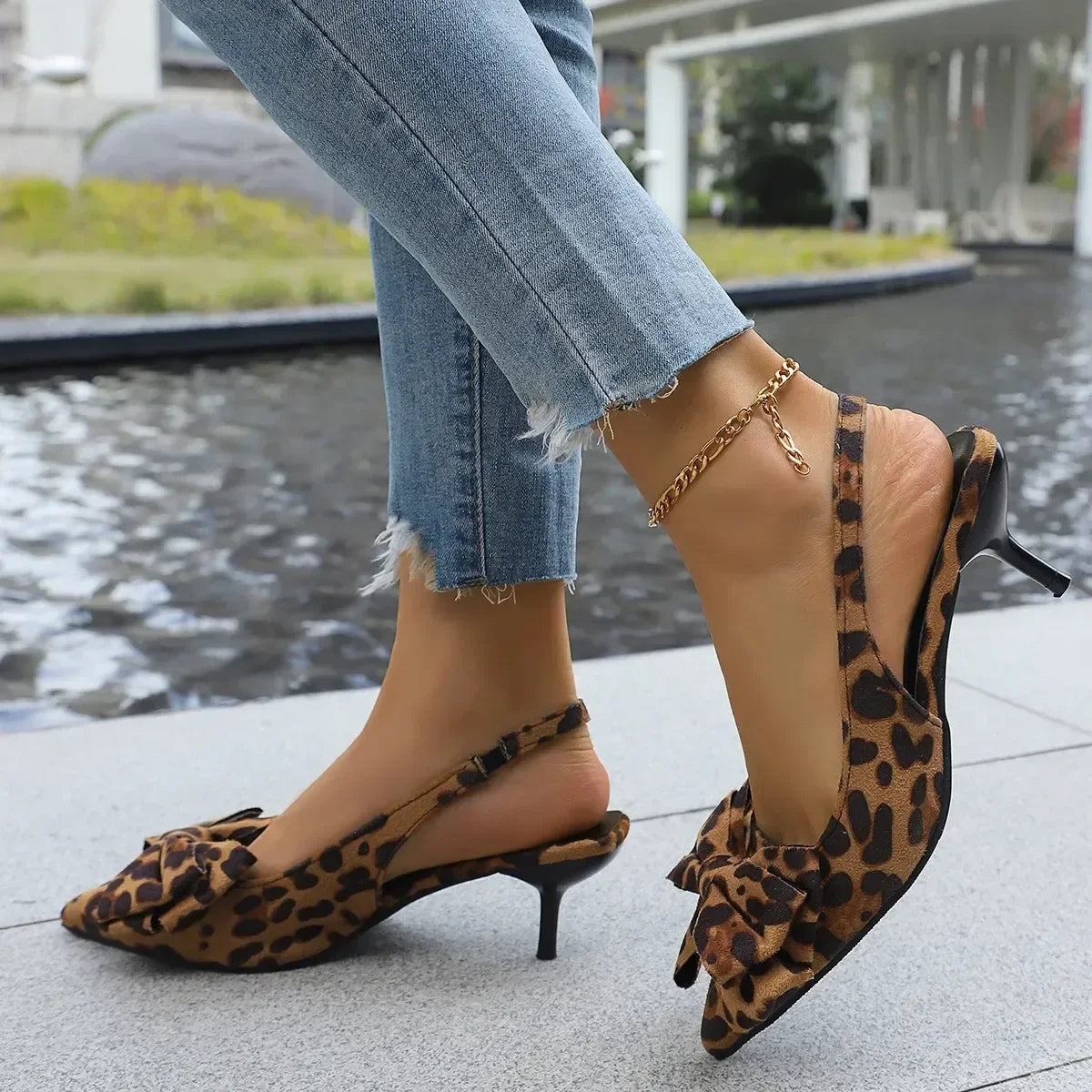Delicate Bow Point Toe Kitten Heel Pumps